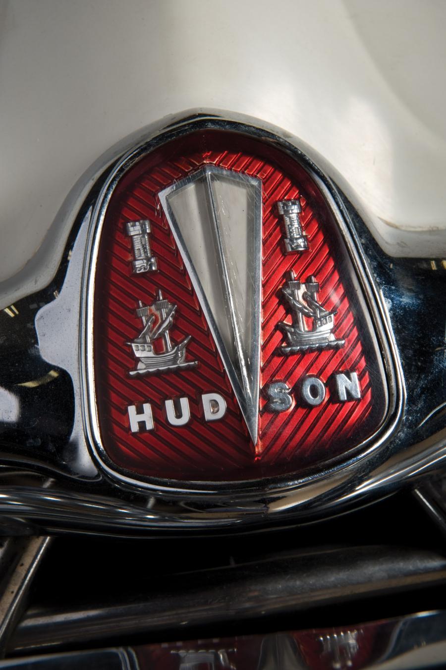 Логотип Hudson Custom Commodore Convertible Brougham (502/504) 1950 года  (фото 7 из 7)